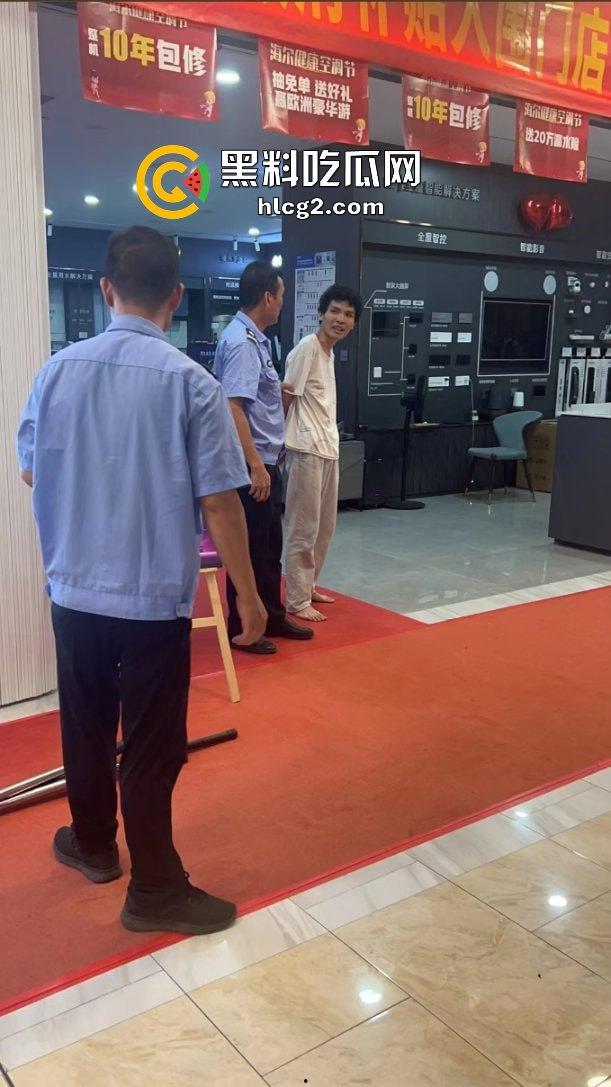 广西玉林南兴广场 精神病男子袭击广场砍人 下死手砍颈动脉 血迹斑斑！致4名小孩受伤！-6