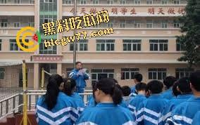 惠州二中高中情侣校服下偷偷开干，从抠逼亲热到无套换姿势，青春就是敢，Just do it！-4