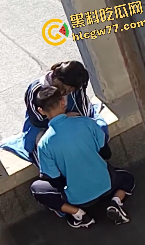 惠州二中高中情侣校服下偷偷开干，从抠逼亲热到无套换姿势，青春就是敢，Just do it！-6