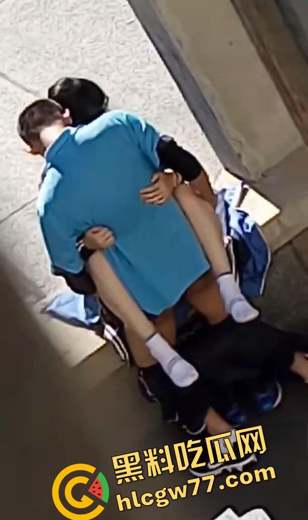 惠州二中高中情侣校服下偷偷开干，从抠逼亲热到无套换姿势，青春就是敢，Just do it！-9