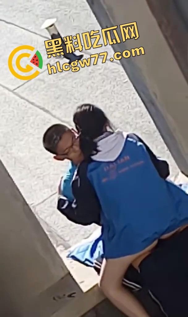 惠州二中高中情侣校服下偷偷开干，从抠逼亲热到无套换姿势，青春就是敢，Just do it！-10
