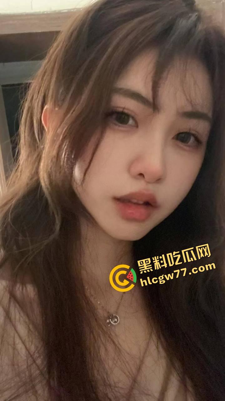 厦门街头任务式调教，鸡巴随时随地上线，穿裙子就是方便完成主人的命令！-1