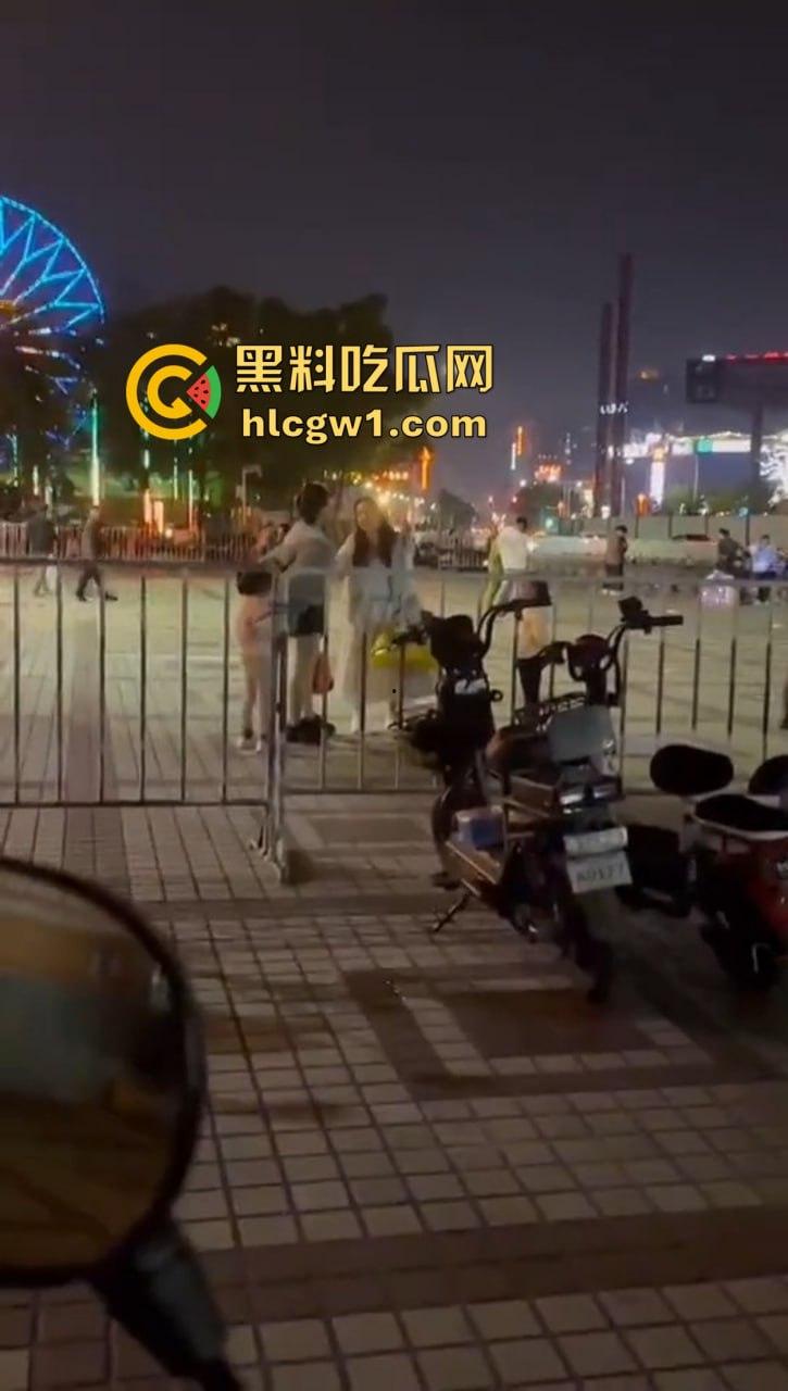 商丘街头闺蜜大撕逼！两个骚妇当街互扇，原来是照顾闺蜜老公照顾上床了！-6