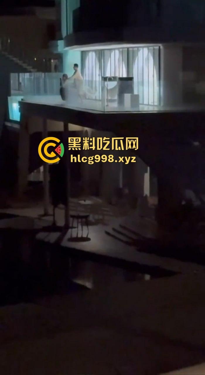 露天阳台大战直播翻车！富豪哥撸了半天没搞定，最后女方靠嘴收场，小姐姐全程无语拍摄！-4