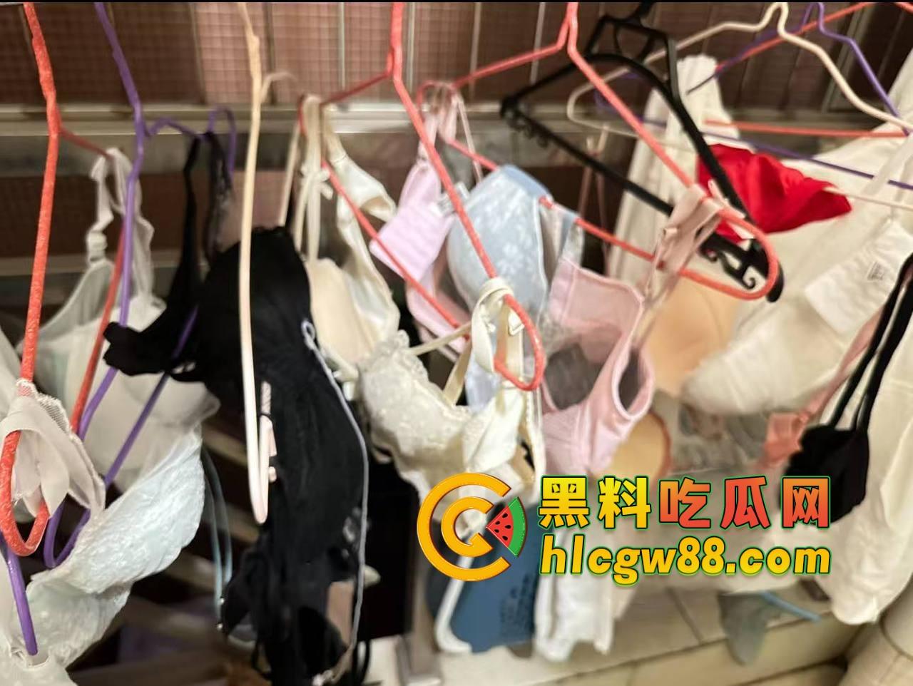 广东弟弟叫兄弟试探亲姐，姐姐裸聊约炮自慰视频曝光，600块看她抠逼，弟弟都看傻了！-24