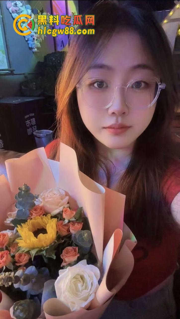 广东弟弟叫兄弟试探亲姐，姐姐裸聊约炮自慰视频曝光，600块看她抠逼，弟弟都看傻了！-25