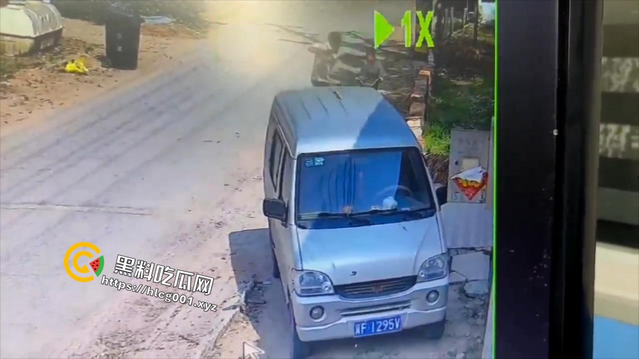 山东聊城市冠县六旬男子当街伤害9岁男童 拿起头来在墙上砸的血肉模糊 现场无码视频流出-1