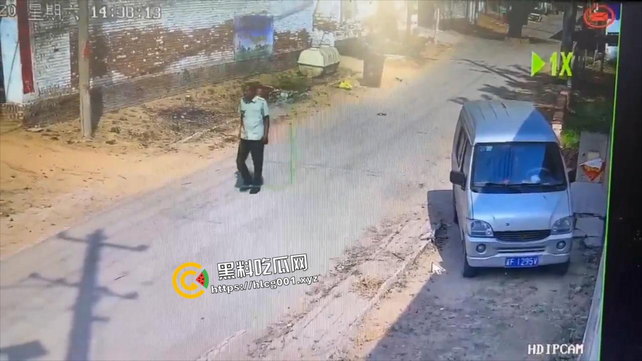 山东聊城市冠县六旬男子当街伤害9岁男童 拿起头来在墙上砸的血肉模糊 现场无码视频流出-4