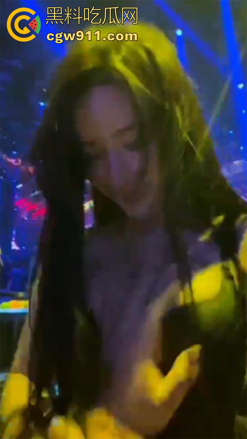 穷人女神富人母狗，有钱人的精彩夜生活，酒吧性感DJ和dancer，被大哥带走各种操，这生活真让人羡慕啊！-11