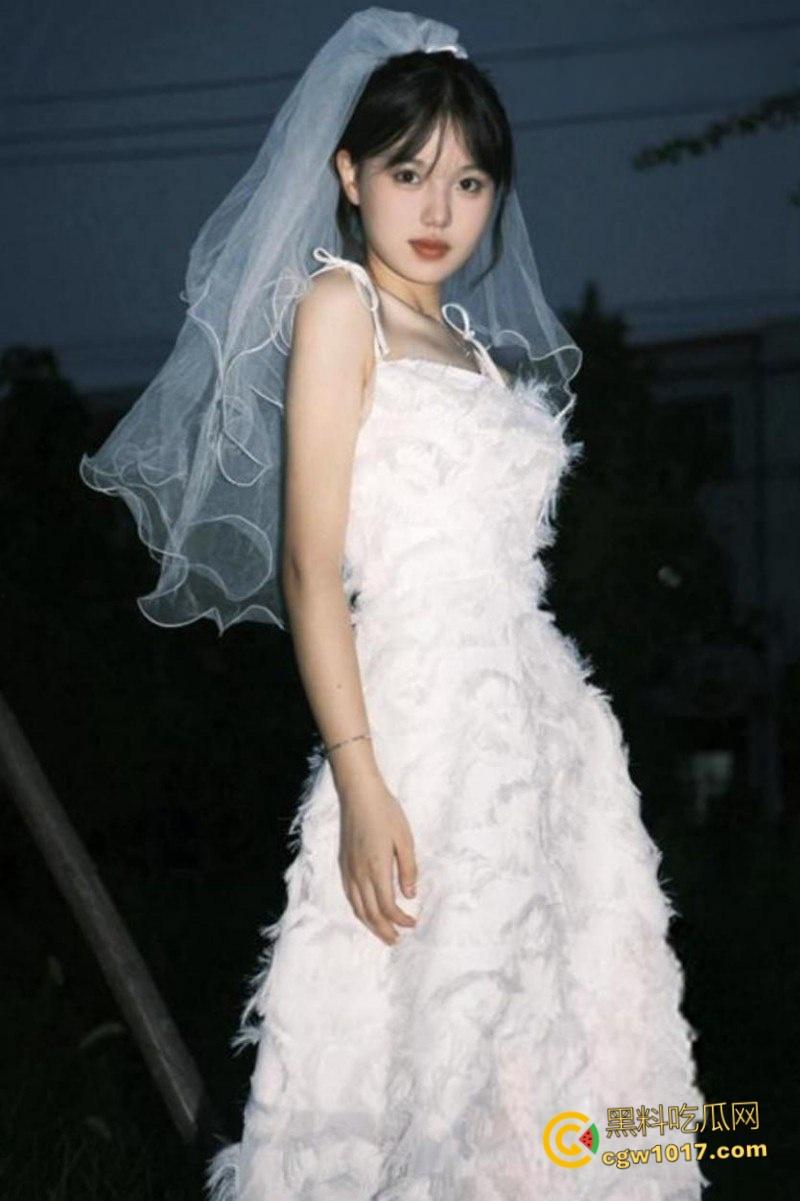 四川成都中医药大学【满雨涵】，天生母狗奴性十足，为取悦男友宿舍情趣白丝自慰，胴体白嫩娇喘诱人！-4