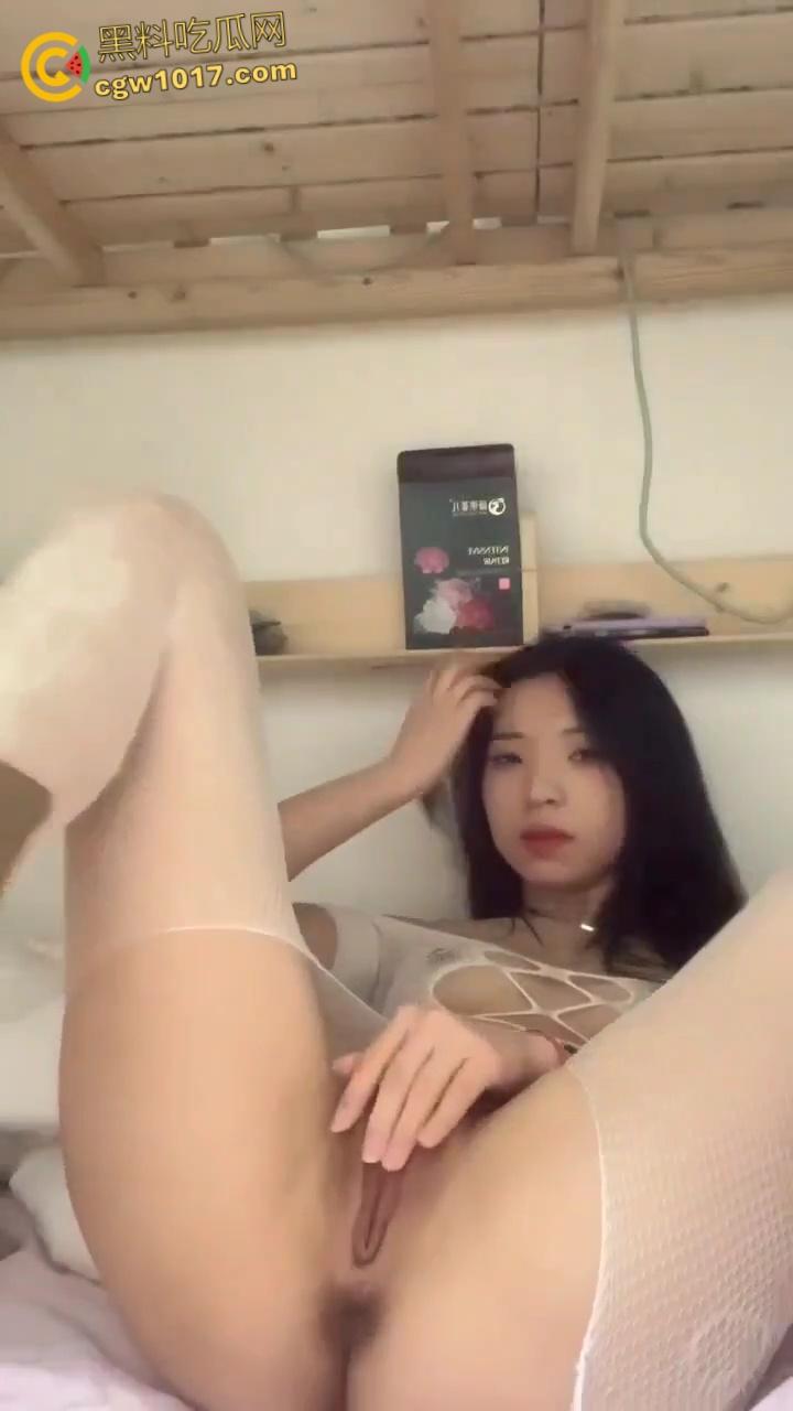 四川成都中医药大学【满雨涵】，天生母狗奴性十足，为取悦男友宿舍情趣白丝自慰，胴体白嫩娇喘诱人！-5