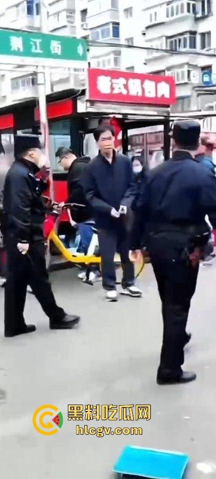 全国猛人集锦!拿刀挑衅警察还真不怂,结果被摁倒秒怂,真当自己是武林高手?-2