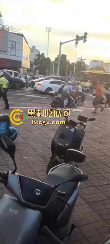 全国猛人集锦!拿刀挑衅警察还真不怂,结果被摁倒秒怂,真当自己是武林高手?-9