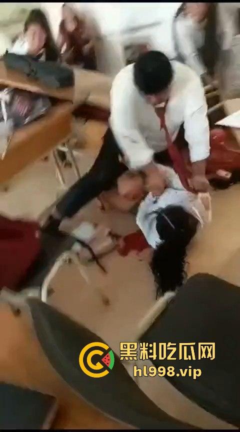 广西百色中学男生玩笑开翻，掏刀狂捅女生！现场尖叫不断，场面混乱不堪！-4