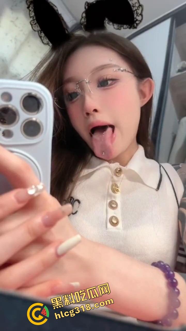 抖音精神小妹『讨厌坏男人』舌钉反差母狗嘴上说不要吐舌头，身上纹满背与胸，男人看了都忍不住！-2