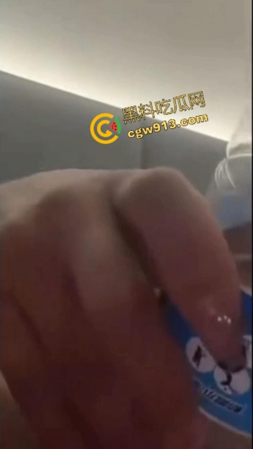 抖音女主播【马宝贝】康师傅矿泉水自慰视频曝光，康师傅躺赢热搜第一，1元矿泉水玩出百元自慰棒的效果！-13