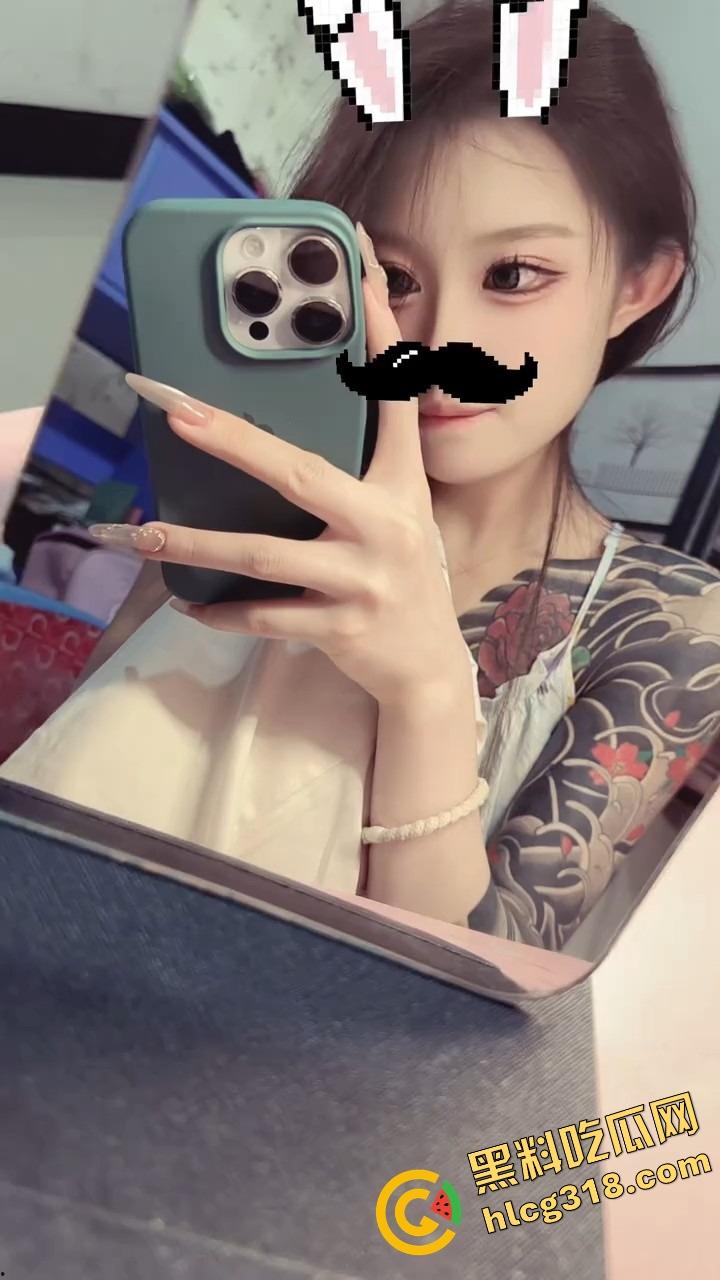 抖音精神小妹『讨厌坏男人』舌钉反差母狗嘴上说不要吐舌头，身上纹满背与胸，男人看了都忍不住！-8