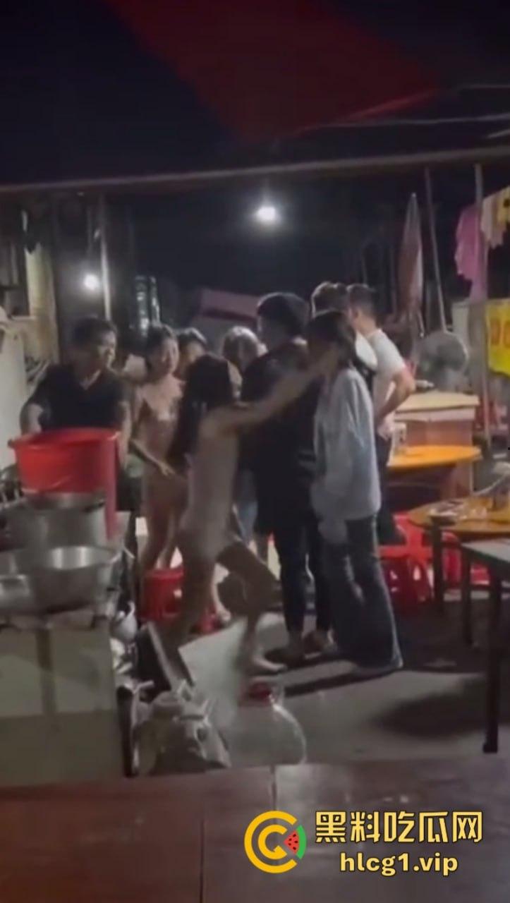 街头赛混剪开赛！女人狠起来根本拉不住啊！互殴招式狠辣不输男人！-10