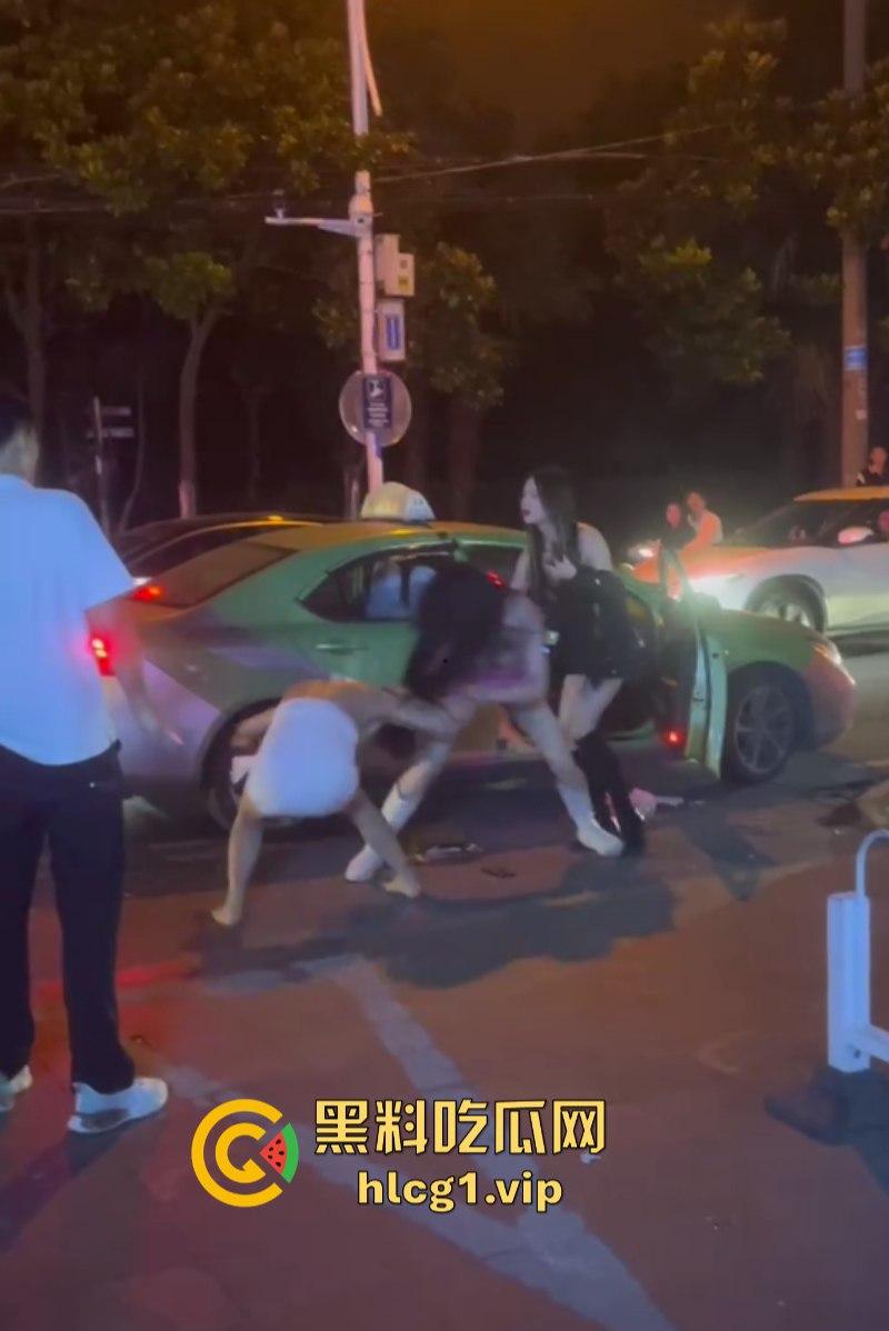 街头赛混剪开赛！女人狠起来根本拉不住啊！互殴招式狠辣不输男人！-12
