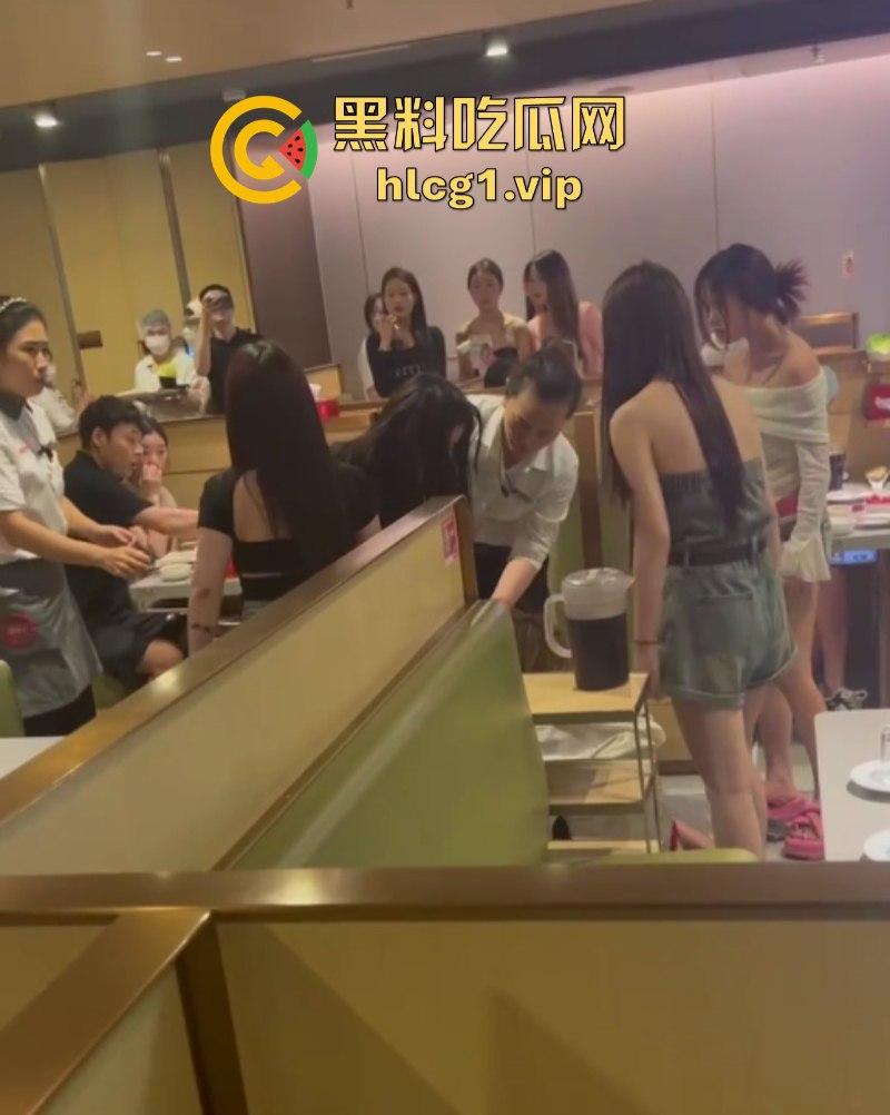 街头赛混剪开赛！女人狠起来根本拉不住啊！互殴招式狠辣不输男人！-16