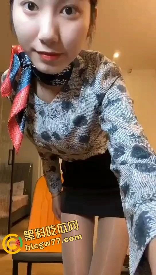 咸阳高颜值实习乘务员『王明倪』黑丝白丝全定制，阴唇发黑骚得宿舍里蝴蝶逼抠到喷水！-2