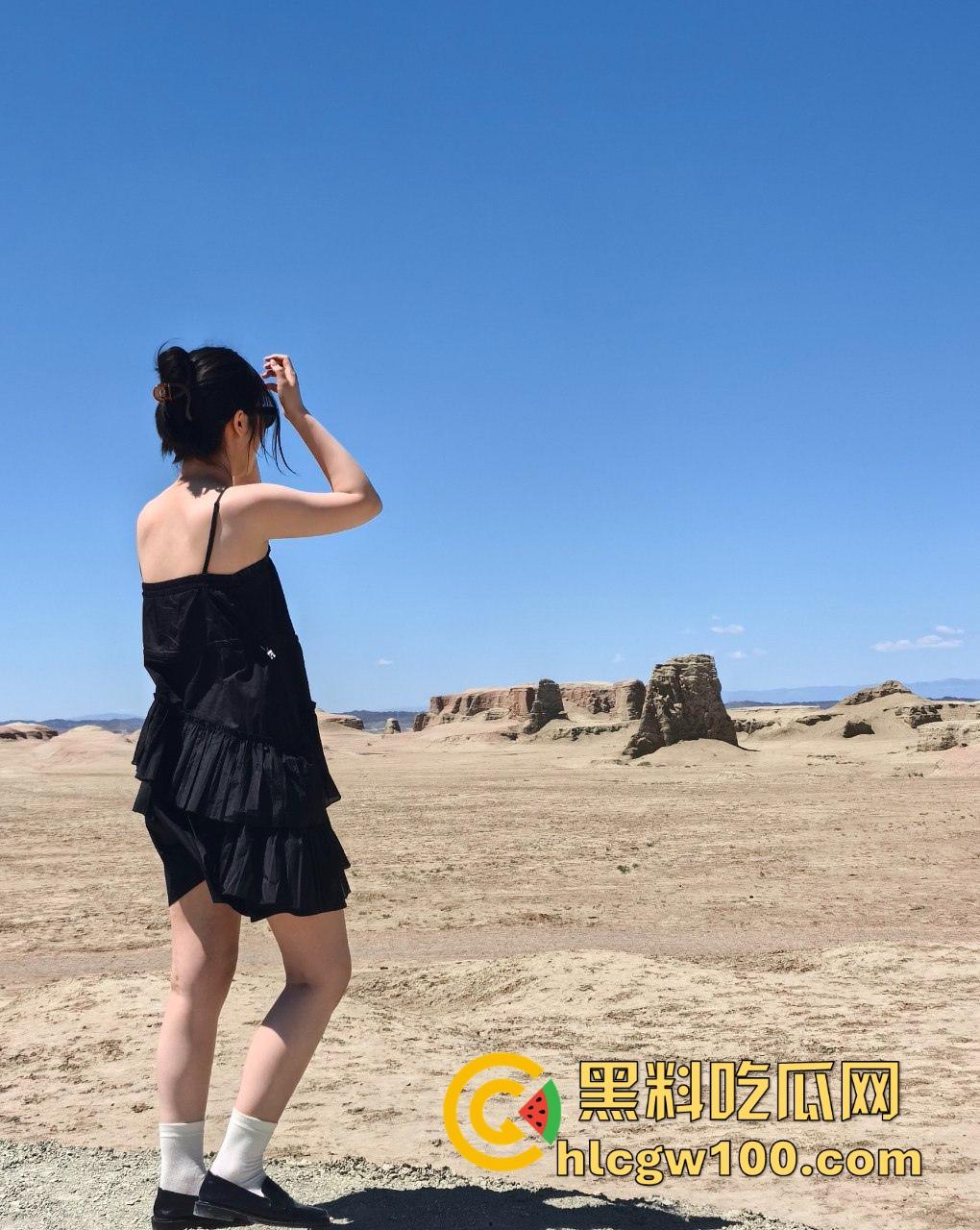 江苏信息职业技术学院清纯学生妹【刘柄池】千里飞送逼，成金主胯下母狗，后入爆操调教屁股被扇到通红！-2