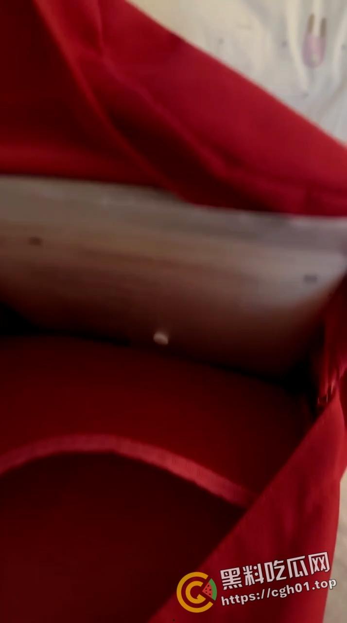 瓜友投稿！东莞附近的人约炮约到学生妹 带着书包作业出来打炮 美乳粉嫩的不像话-1