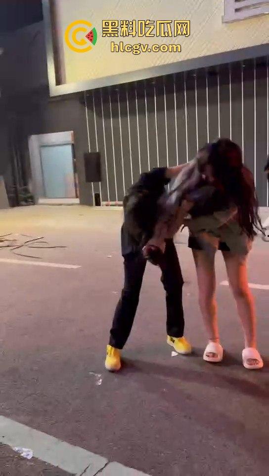 女生打架真有看头！夜晚互殴上演啤酒瓶砸头大战，只因男友劈腿当场火拼！-5