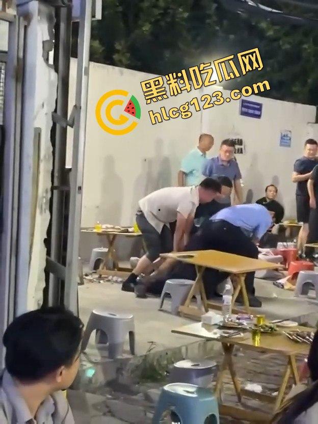 吃烧烤喝点酒就敢硬刚警察？不搞点大动静酒都算白喝了！-3