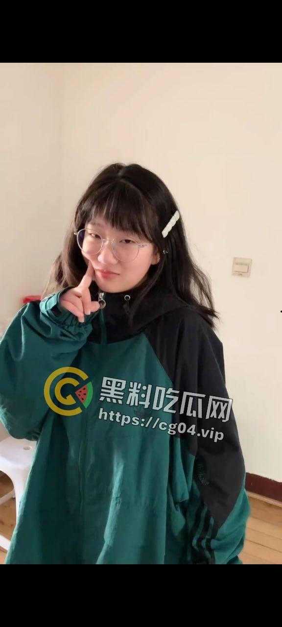 太原理工学院 好学生 【李佩佩】 cos展上约炮 喜欢发风骚自拍 被网友反手曝光-1