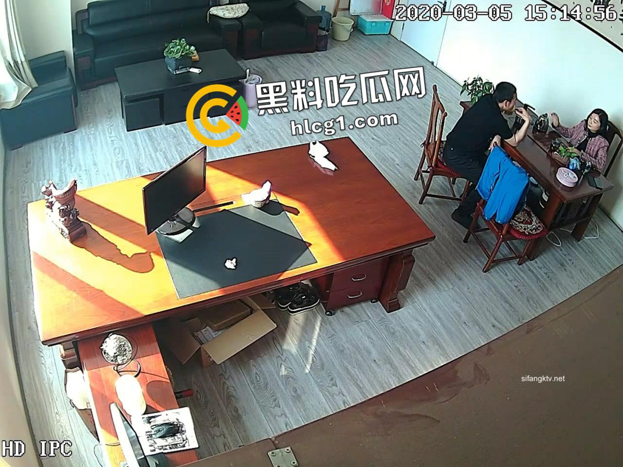 河北妇女主任办公室偷情忘关监控 风骚少妇被按在沙发上爆操 日以继夜偷情 最全版本视频流出-3