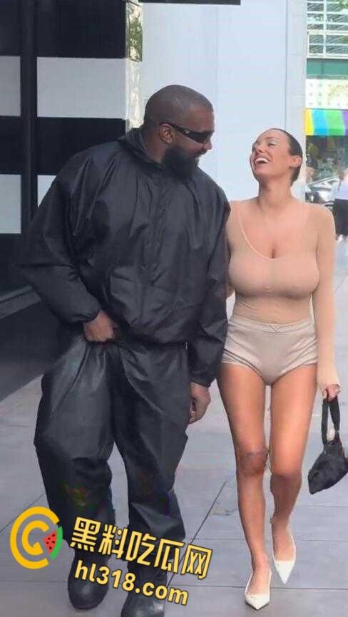 侃爷洛杉矶带老婆比安卡Bianca Censori逛街，透视装露极品豪乳，曼妙身姿白嫩巨乳清晰可见！！-3