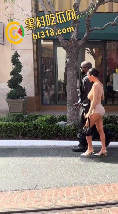 侃爷洛杉矶带老婆比安卡Bianca Censori逛街，透视装露极品豪乳，曼妙身姿白嫩巨乳清晰可见！！-6
