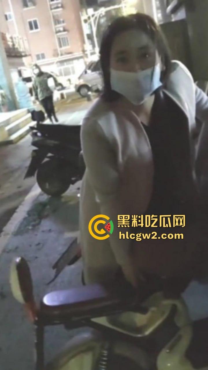 四眼约炮大神牛逼炸了！征服四位寂寞阿姨骑电动车轮番赴约被操，全程对话骚到爆 阿姨们直接抢着被要被上！-17