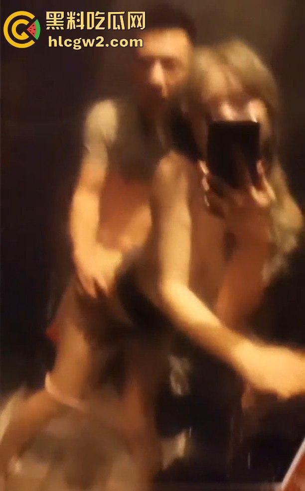 大连酒吧厕所口交啪啪大戏，妹子来酒吧不是为了玩乐，而是为了带套勾引金主！瓜友爽翻天，妹子心机太深！-3