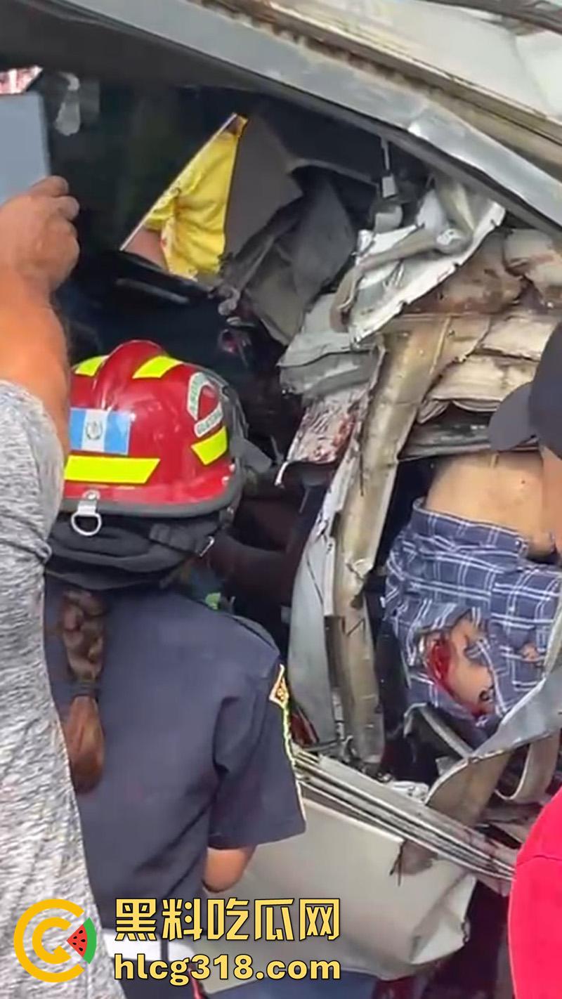 车祸没死脸却没了！印尼发生惨烈车祸，超速行驶失控撞上货车，乘客全部死亡司机面目全非！-4