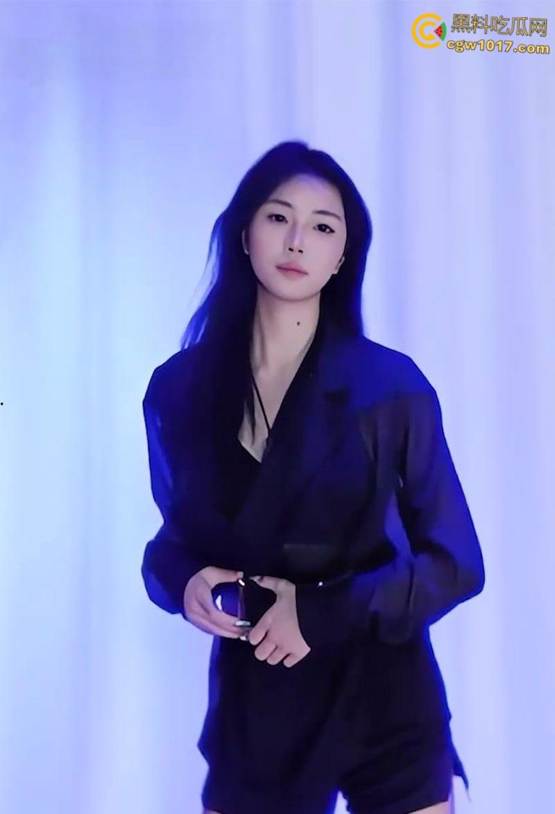 国内顶级淫舞团【18girls】，爆乳姐妹花脱衣热舞,，G杯姐姐美乳奶狂甩，乳牛妹妹极致挑逗全裸露穴 ！-1