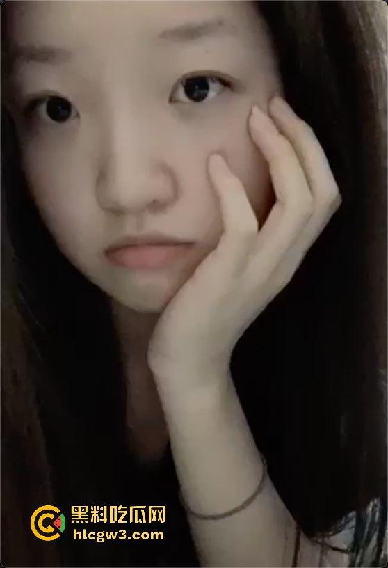 白天温柔照顾病人的天使，晚上跪地吞大肉棒化身魔鬼 贪婪吞咽大肉棒享受猛烈抽插，护士反差骚浪到极致！-11