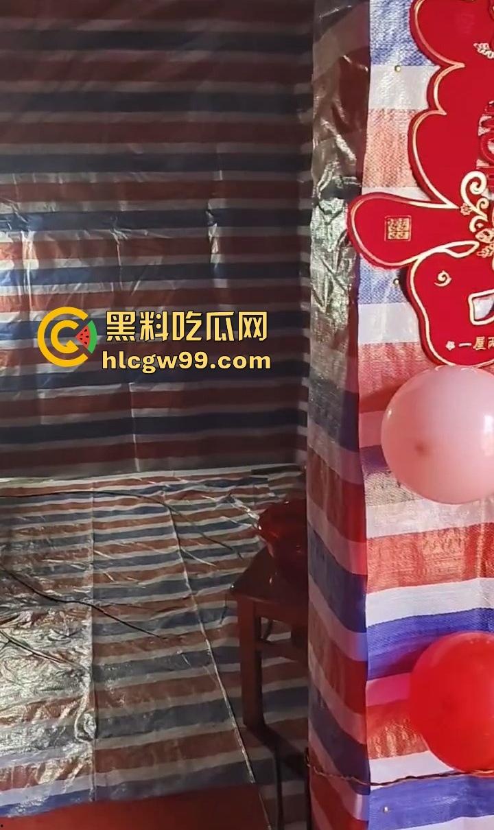 婚房穷成这样还愿意嫁？编织袋糊墙和光秃秃一张床，新娘表情仿佛欠了八百万，这是真爱还是被绑架？-2