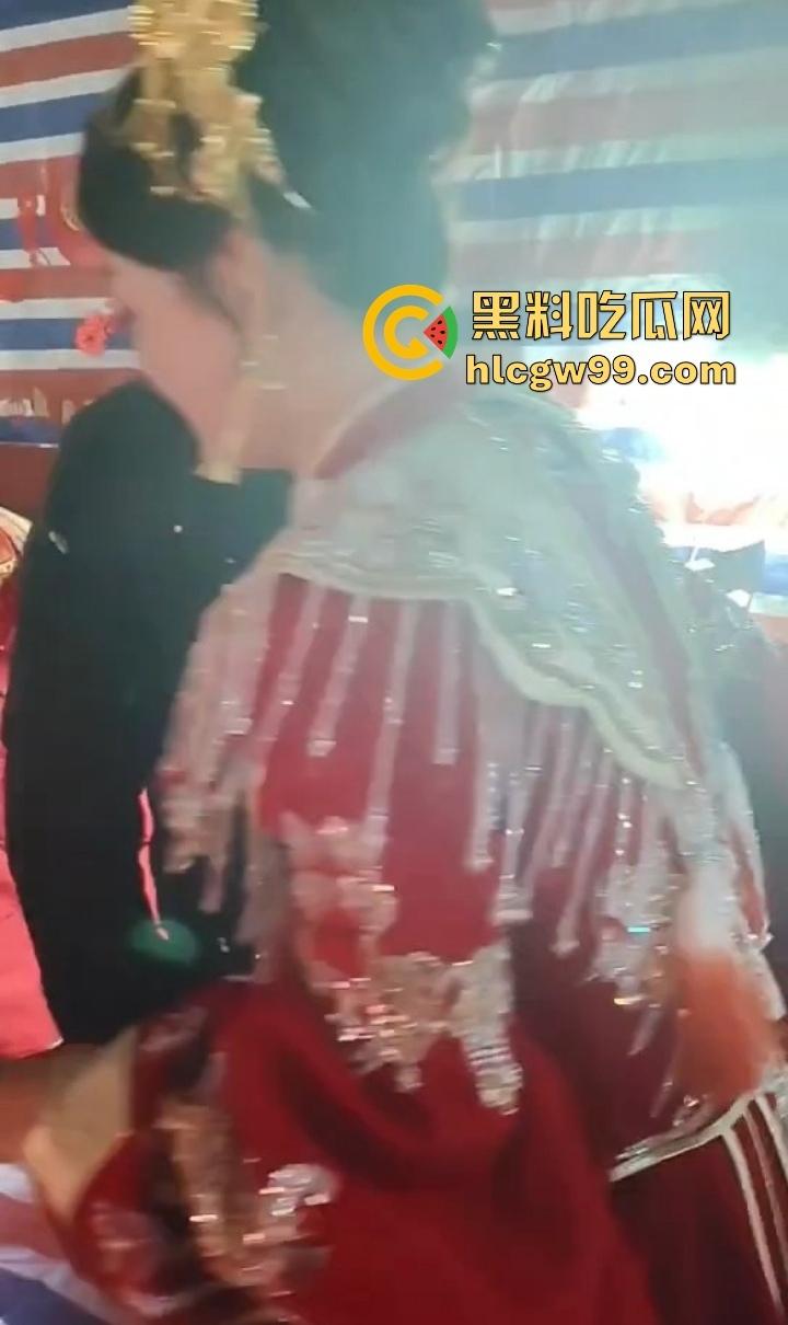 婚房穷成这样还愿意嫁？编织袋糊墙和光秃秃一张床，新娘表情仿佛欠了八百万，这是真爱还是被绑架？-6