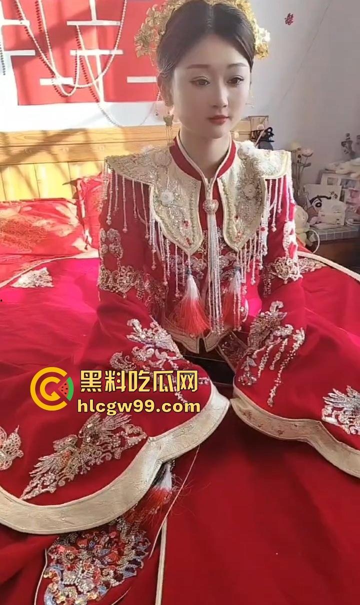 婚房穷成这样还愿意嫁？编织袋糊墙和光秃秃一张床，新娘表情仿佛欠了八百万，这是真爱还是被绑架？-12