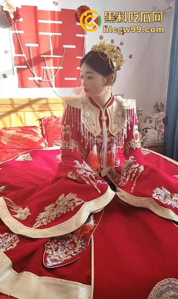 婚房穷成这样还愿意嫁？编织袋糊墙和光秃秃一张床，新娘表情仿佛欠了八百万，这是真爱还是被绑架？-13