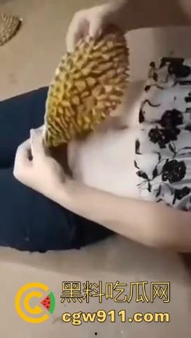 低俗直播惩罚！快手女主播连麦pk，败者惩罚榴莲皮扎逼，助手拿着拖鞋用力猛敲，看得人都觉得疼！-3