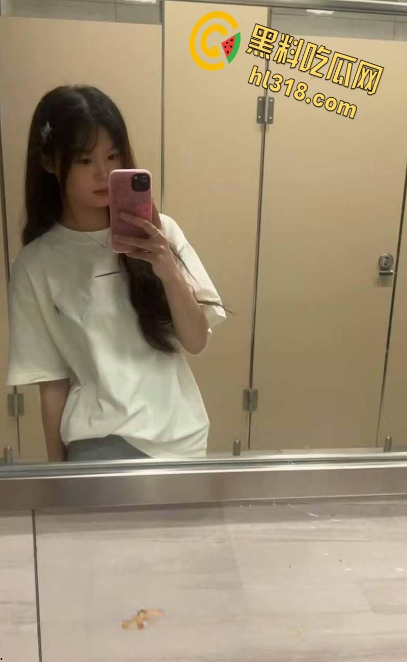 北京反差小母狗【蔡依颖】，和男友打炮视频泄密，粉嫩酮体被扛起来爆操，该说不说这个高中生就是嫩呀 !-2