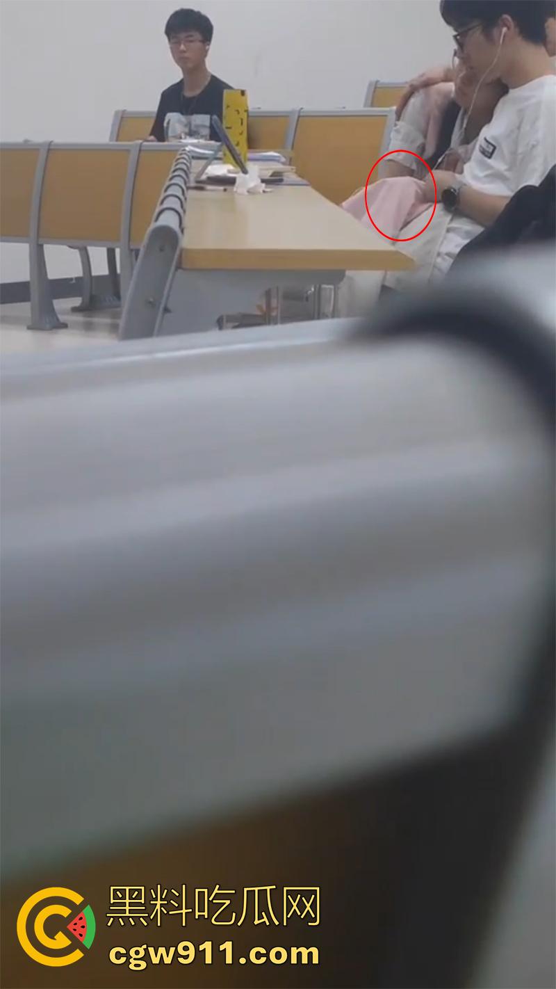 华南理工大学室温超导事件，粉衣女生手速惊人，飞速替男同学导管撸射，多视角拍摄曝光表白墙！-7