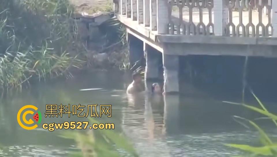 热心男子勇救落水女子，还知道从背后救，挺专业的，摇摇晃晃推到岸边，下次这种落水女子麻烦让我来救！-4