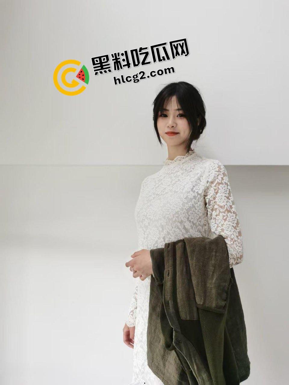 四川广元金融前台『周雨婷』假期与男友多体位爆干 按着鸡巴塞进肥逼里 前任曝出性爱视频！-4