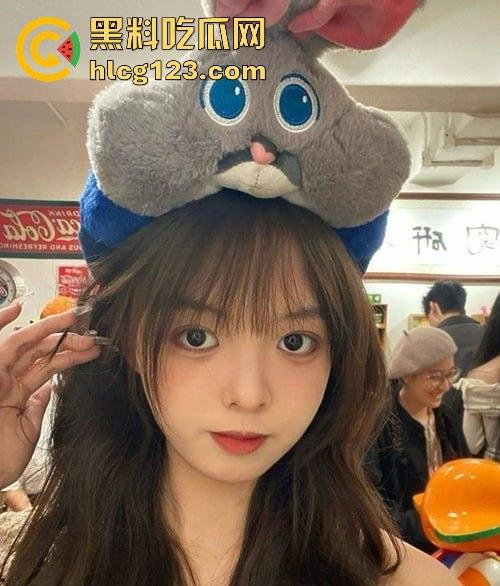 深圳龙华职业学院眼镜妹『蒋霏婷』被金主包养3P轮流抽插！翘臀后入掐脖顶操，浓密阴毛暴露本性！-1