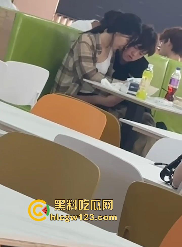吉林建筑大学材料学院 情侣食堂上演辣眼戏码 女友大胆帮男友导管 被网友们扒出正面真容！-7