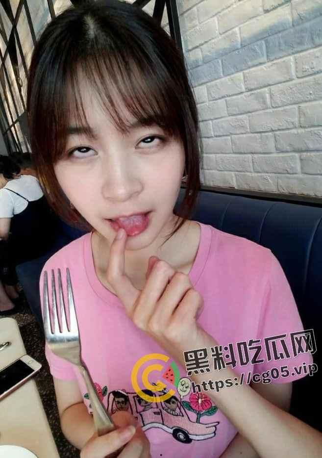 湖北武汉人妻【刘琪琪】背着老公勾引老公朋友被抓 白色的婚纱和黑丝母狗之间来回切换-2